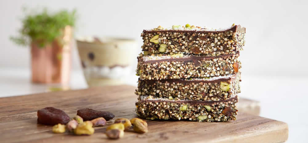 Pistachio, apricot & dark chocolate energy bars
